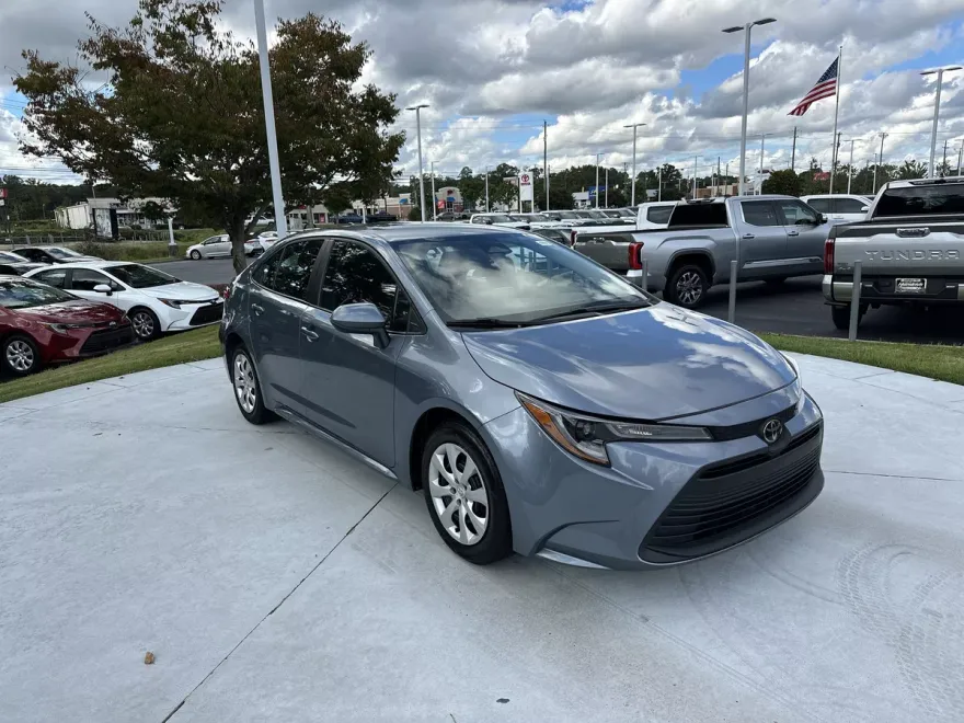 2024 Toyota Corolla LE photo 1