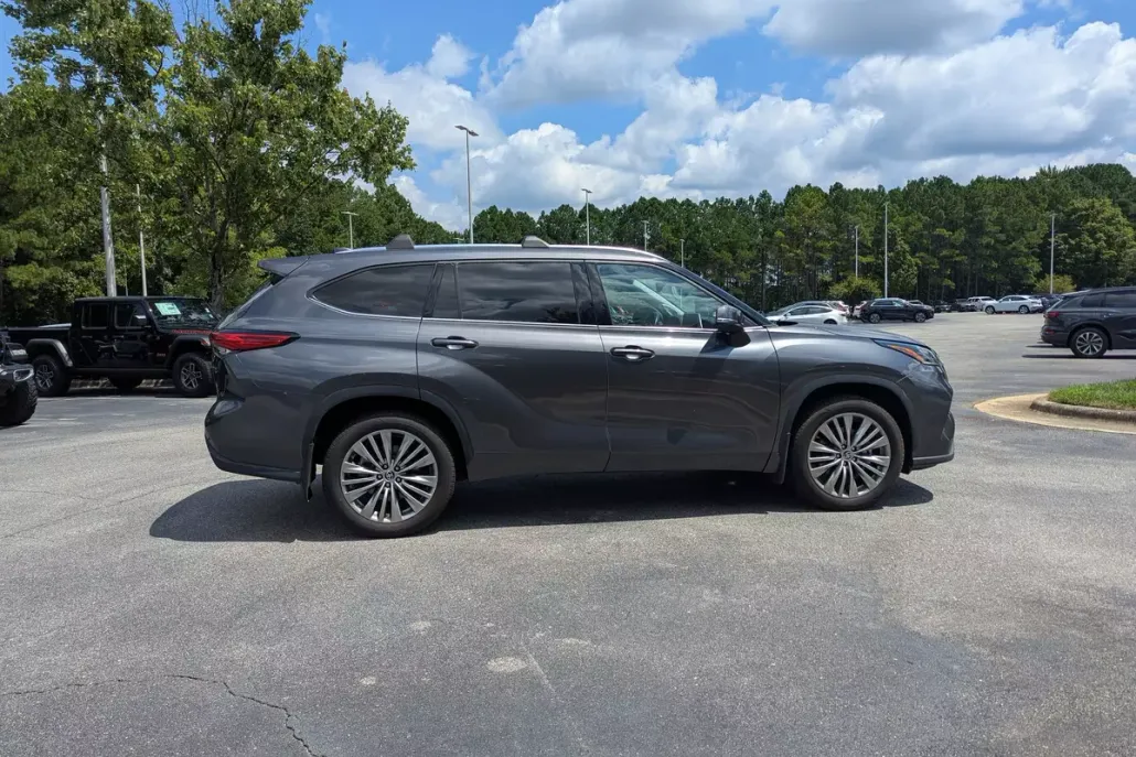 2022 Toyota Highlander Platinum photo 1