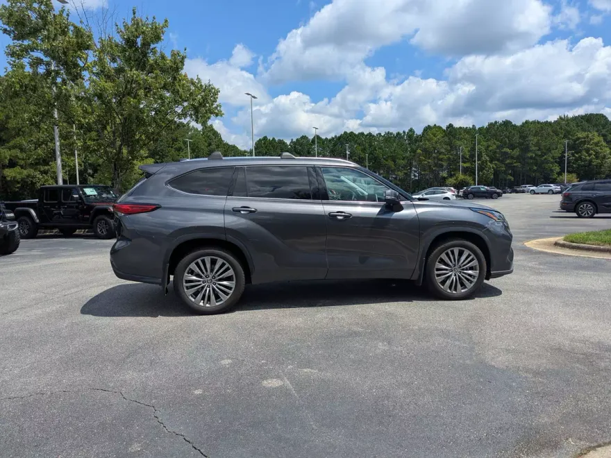 2022 Toyota Highlander Platinum photo 1