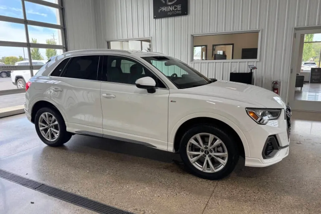 2023 Audi Q3 S line Premium photo 1