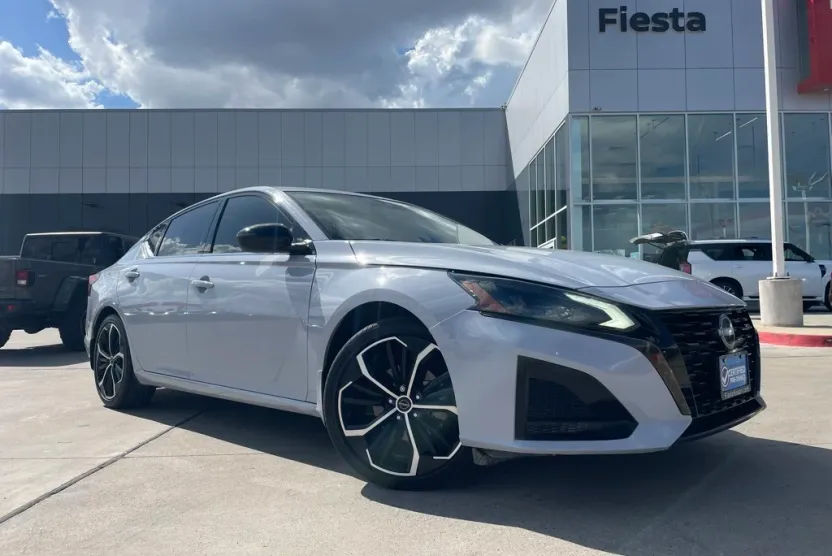 2023 Nissan Altima 2.5 SR photo 1
