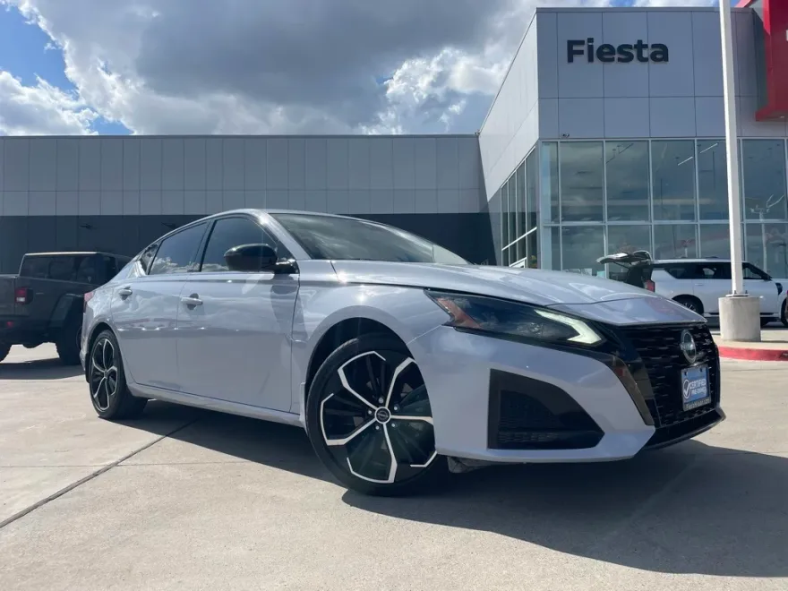2023 Nissan Altima 2.5 SR photo 1
