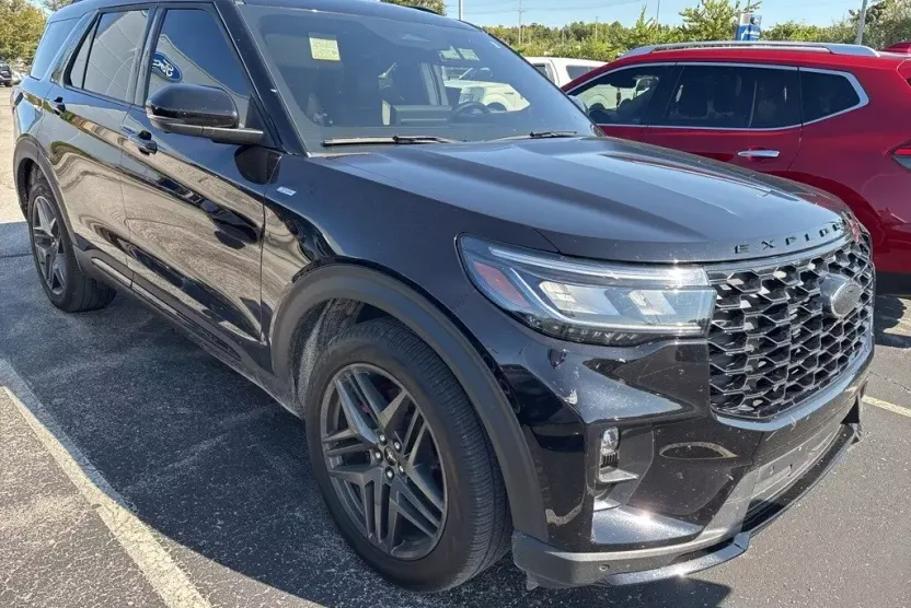 2025 Ford Explorer ST-Line photo 1