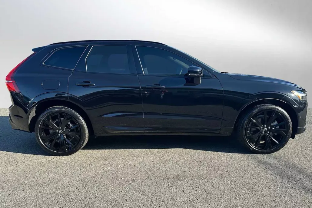 2024 Volvo XC60 Recharge Hybrid Ultimate Black Edition photo 1
