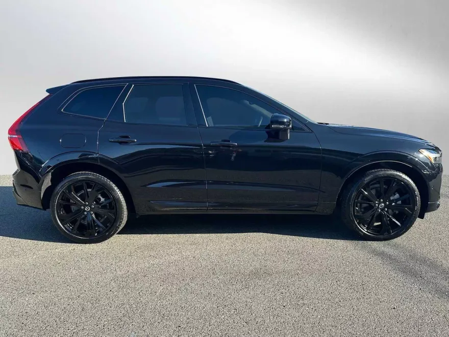 2024 Volvo XC60 Recharge Hybrid Ultimate Black Edition photo 1
