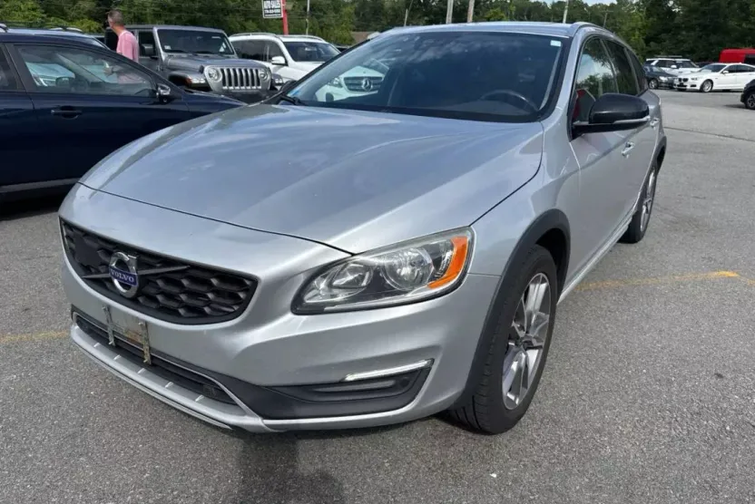 2018 Volvo V60 T5 Cross Country photo 1