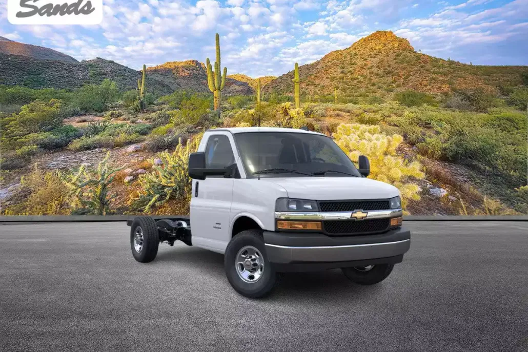 2025 Chevrolet Express Cutaway 3500 Base photo 1