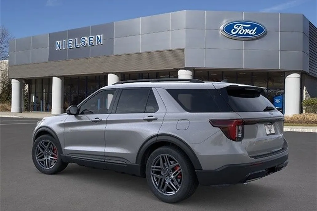2025 Ford Explorer ST-Line photo 1