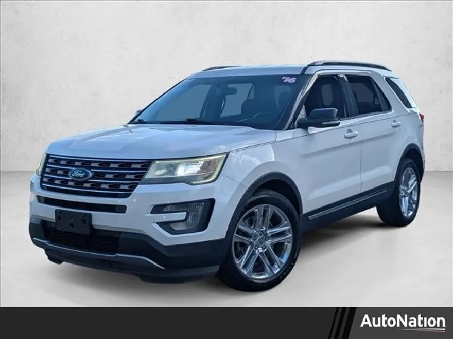 2016 Ford Explorer XLT photo 1