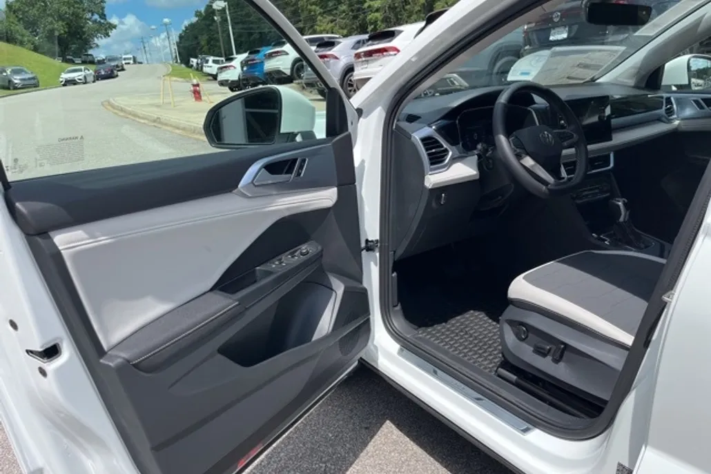 2025 Volkswagen Taos SE photo 1