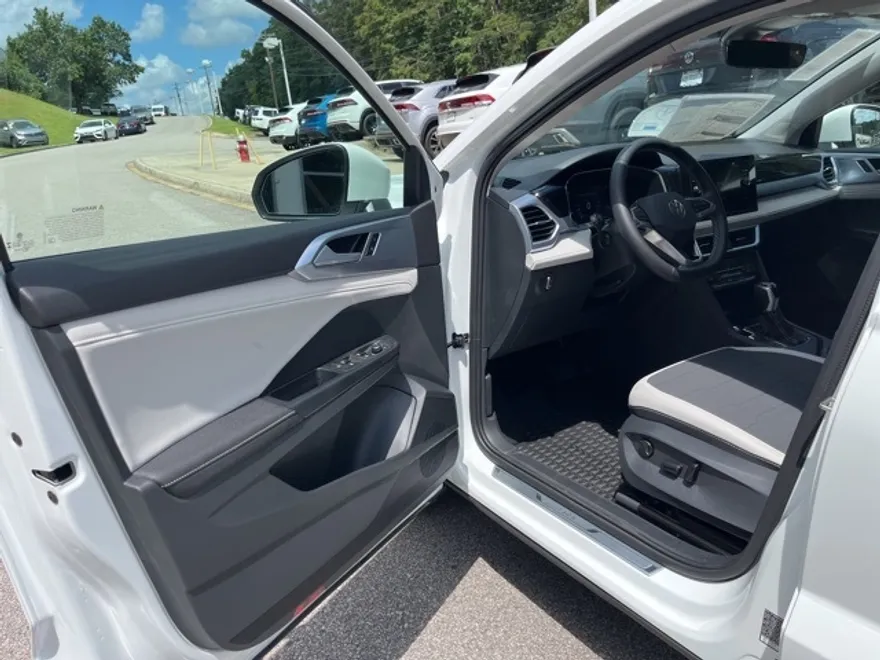 2025 Volkswagen Taos SE photo 1