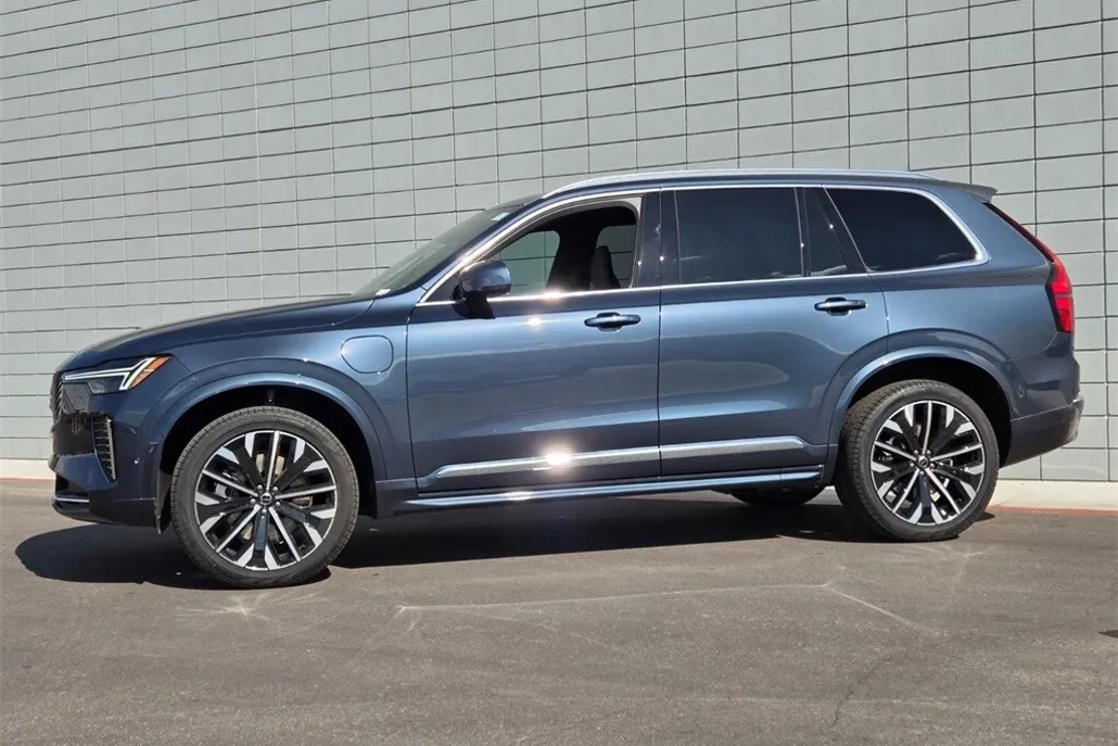 2026 Volvo XC90 T8 Plus photo 1