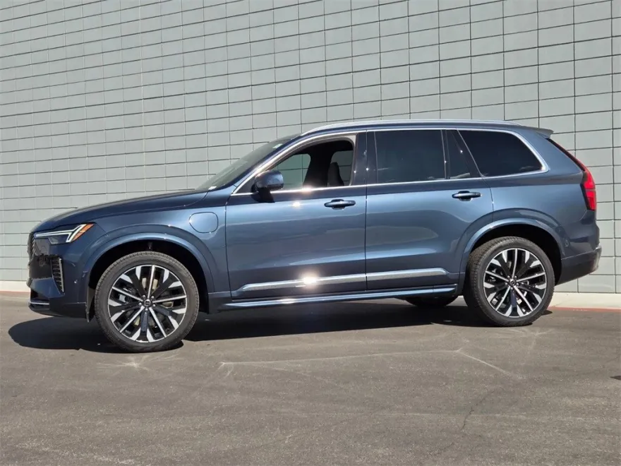 2026 Volvo XC90 T8 Plus photo 1