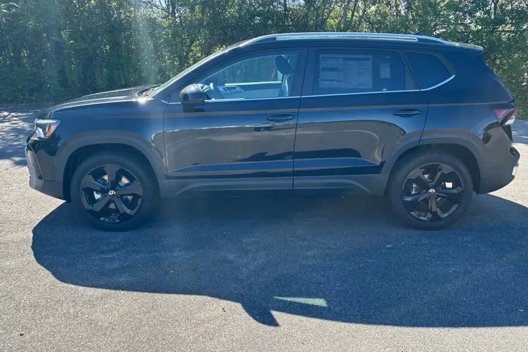 2025 Volkswagen Taos SEL photo 1