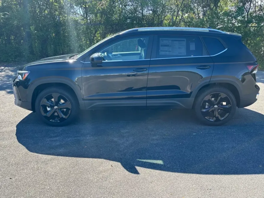 2025 Volkswagen Taos SEL photo 1