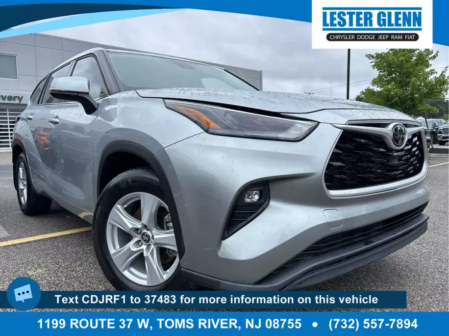 2022 Toyota Highlander LE photo 1