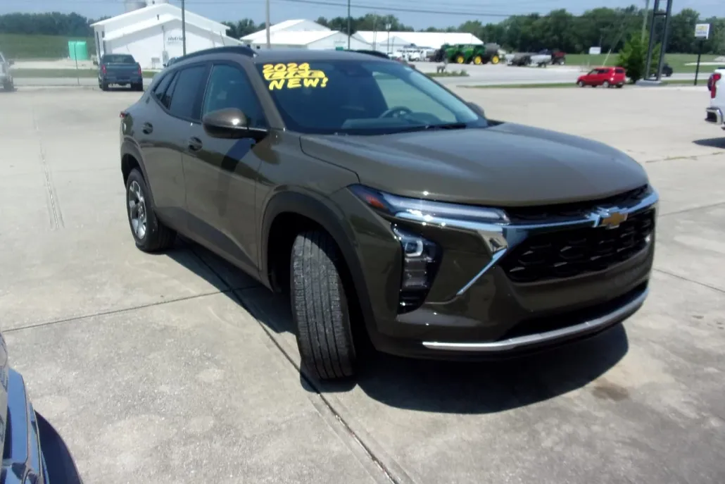 2024 Chevrolet Trax LT photo 1