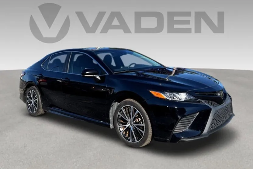 2020 Toyota Camry SE photo 1