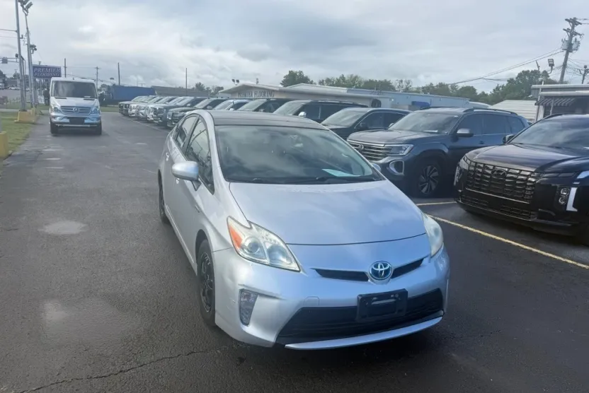 2012 Toyota Prius photo 1