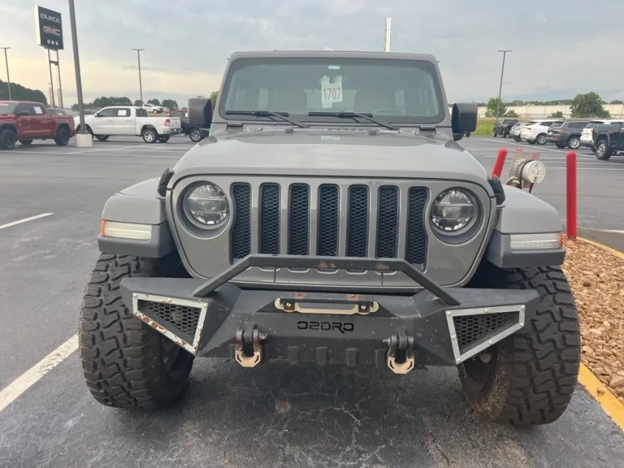 2019 Jeep Wrangler Unlimited Sahara photo 1