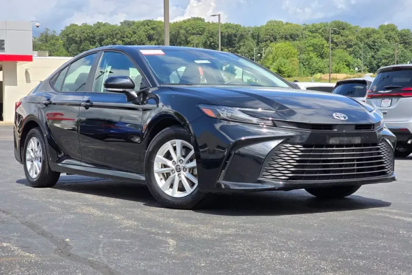 2025 Toyota Camry LE photo 1
