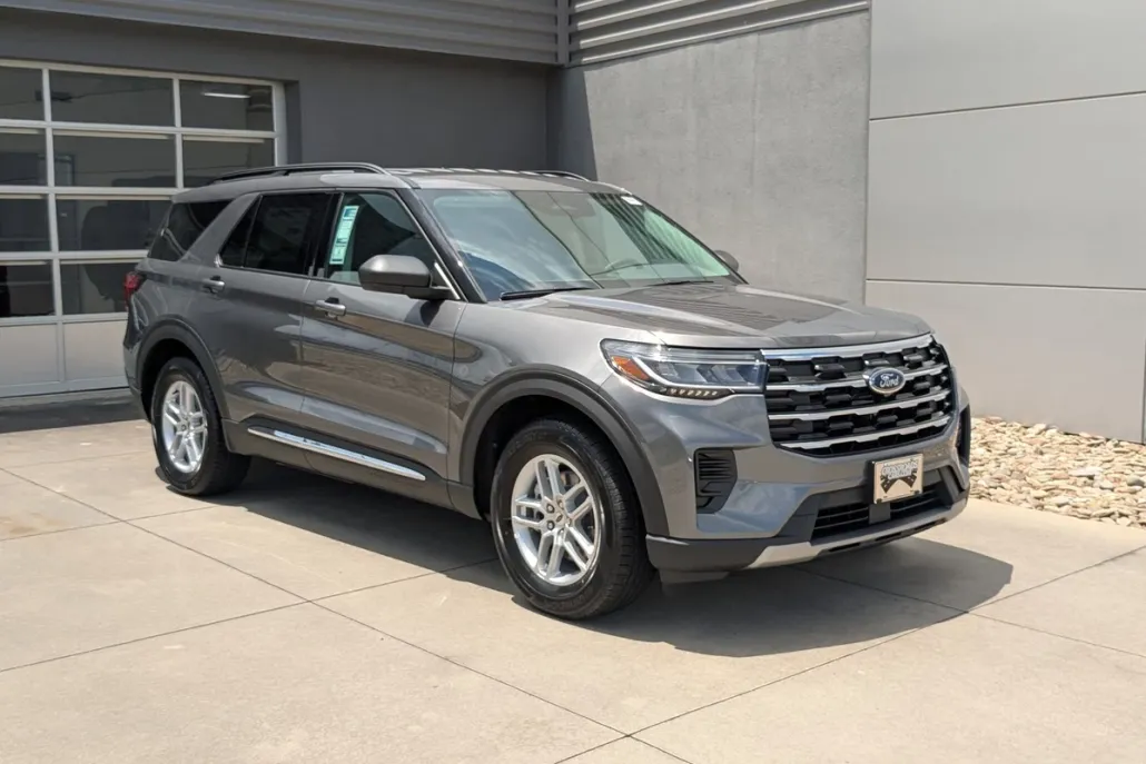 2025 Ford Explorer photo 1