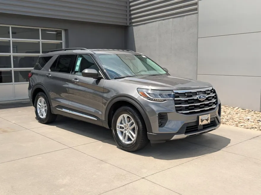 2025 Ford Explorer photo 1