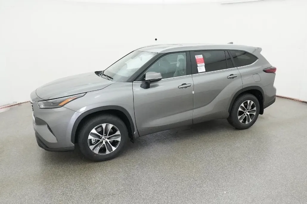 2025 Toyota Highlander XLE photo 1
