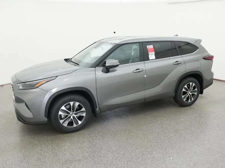 2025 Toyota Highlander XLE photo 1