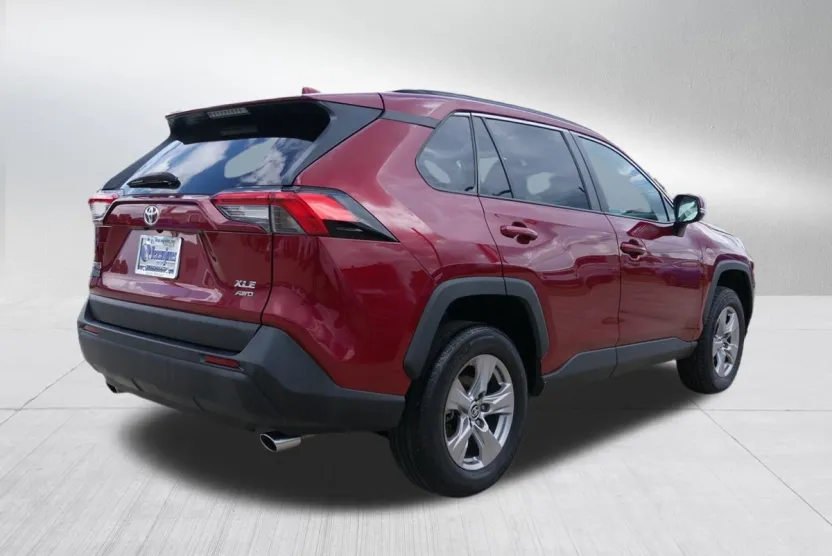 2023 Toyota RAV4 XLE photo 1