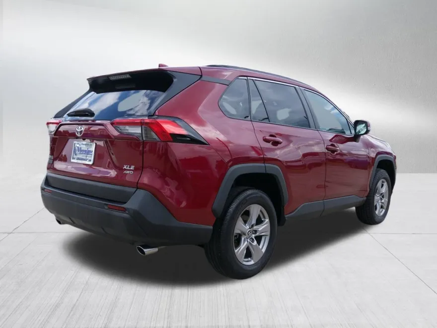 2023 Toyota RAV4 XLE photo 1