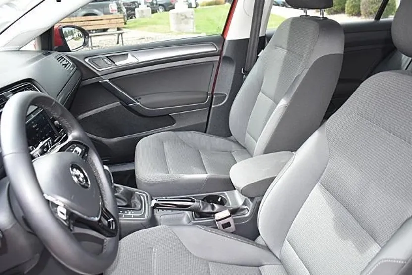 2018 Volkswagen Golf S photo 1