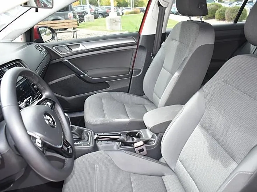 2018 Volkswagen Golf S photo 1