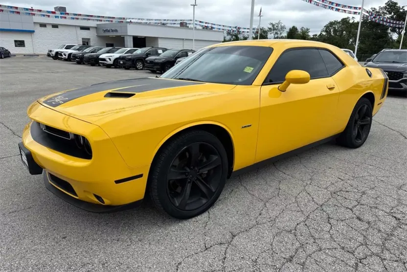 2017 Dodge Challenger R/T photo 1