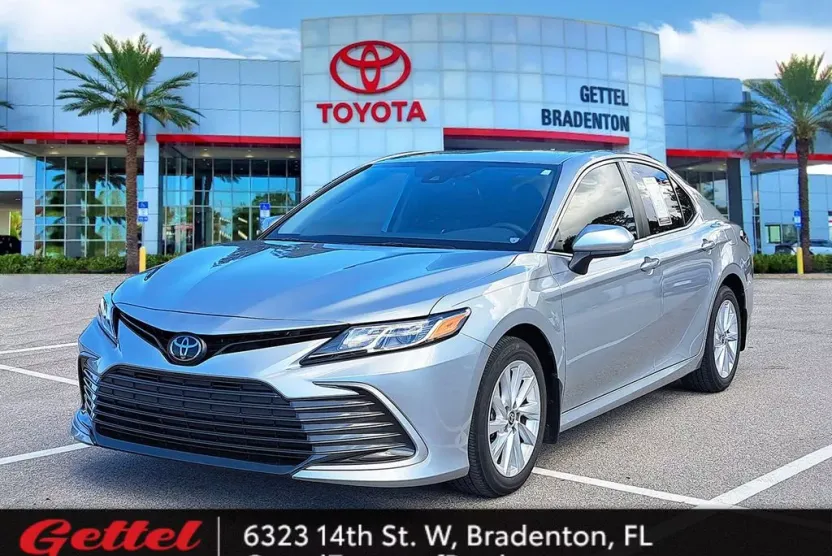 2023 Toyota Camry LE photo 1