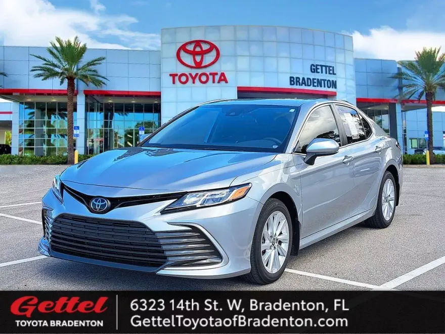 2023 Toyota Camry LE photo 1