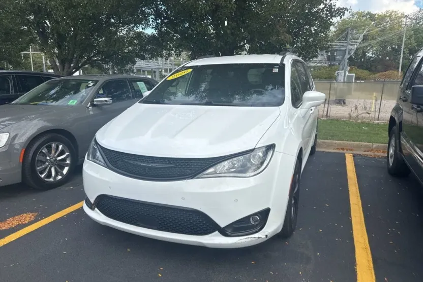 2020 Chrysler Pacifica Touring L photo 1