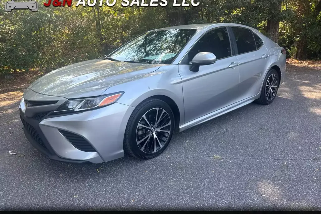 2020 Toyota Camry SE photo 1