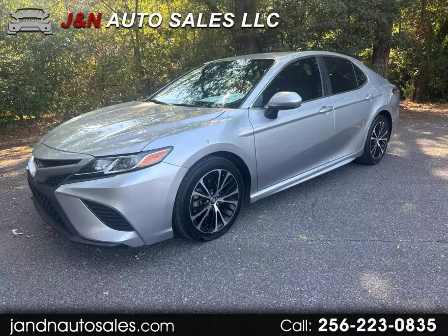 2020 Toyota Camry SE photo 1