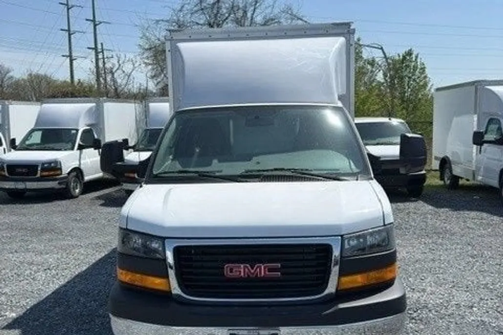 2025 Gmc Savana Cutaway 3500 photo 1