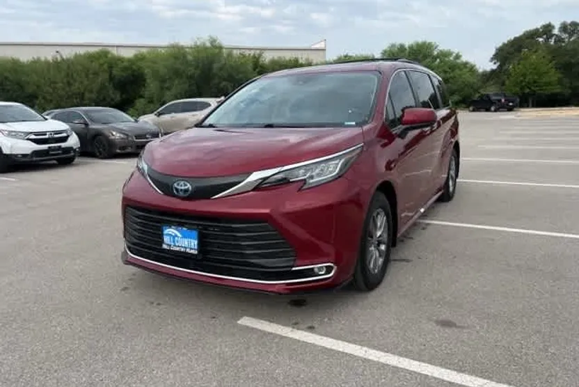 2021 Toyota Sienna XLE photo 1