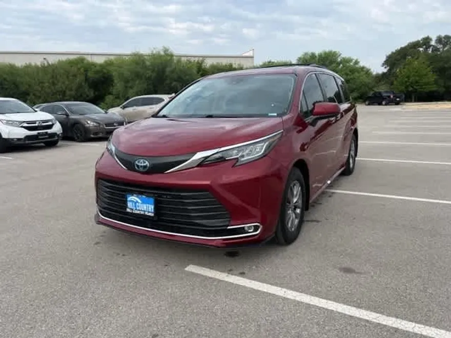 2021 Toyota Sienna XLE photo 1