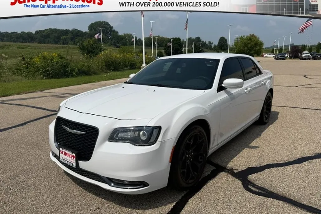 2019 Chrysler 300 LX photo 1