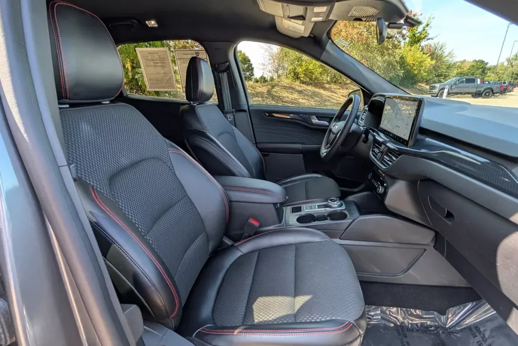 2023 Ford Escape ST-Line photo 1
