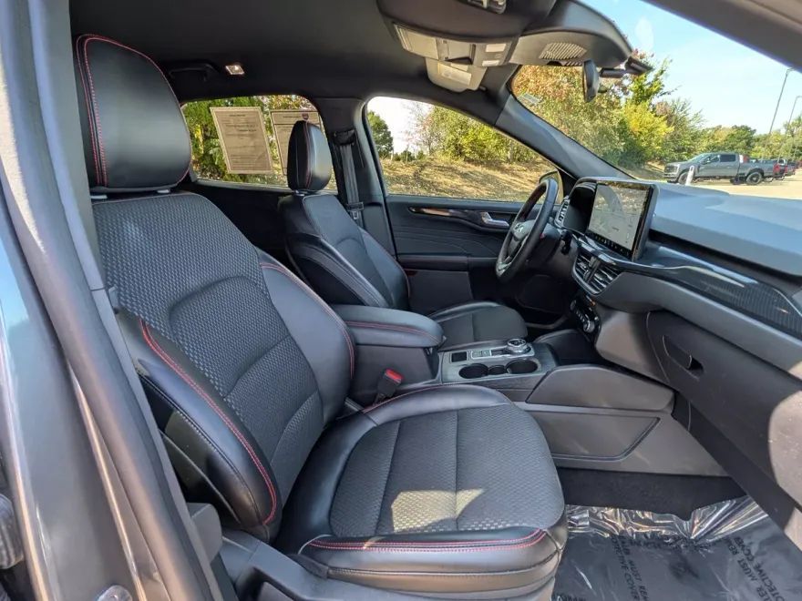 2023 Ford Escape ST-Line photo 1