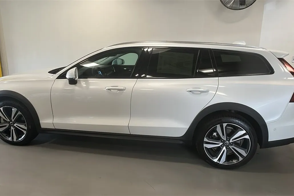 2025 Volvo V60 Cross Country B5 Plus photo 1