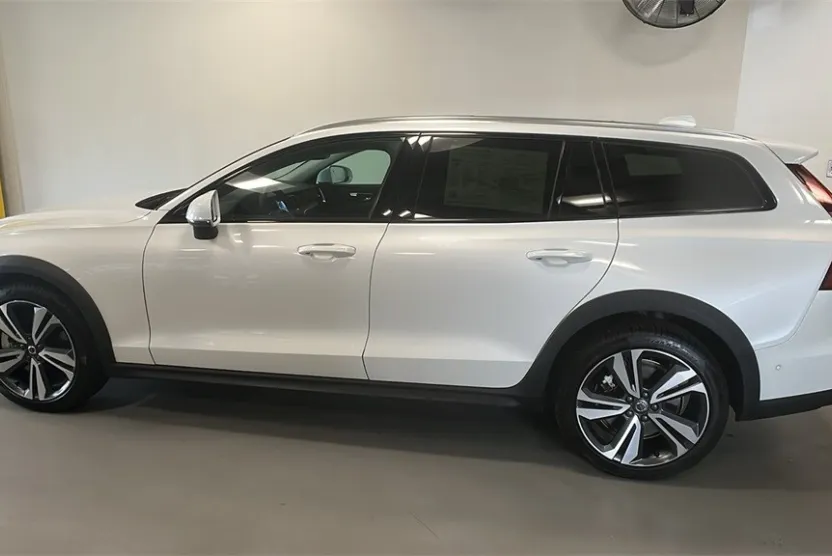 2025 Volvo V60 Cross Country B5 Plus photo 1