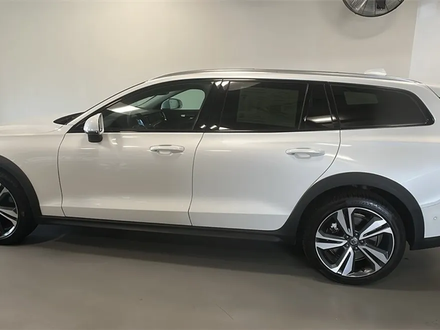 2025 Volvo V60 Cross Country B5 Plus photo 1