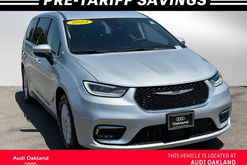 2023 Chrysler Pacifica Touring L photo 1