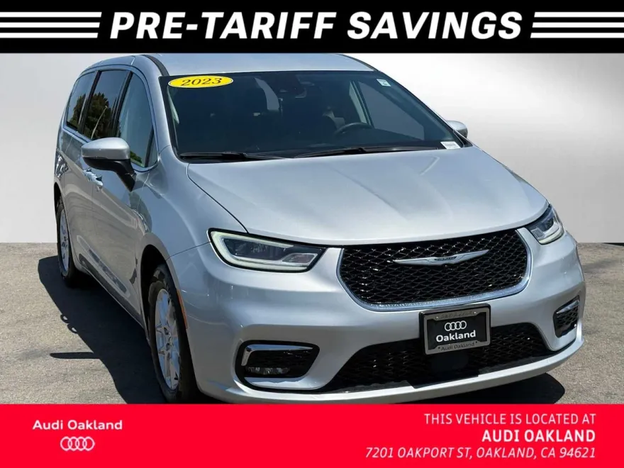 2023 Chrysler Pacifica Touring L photo 1